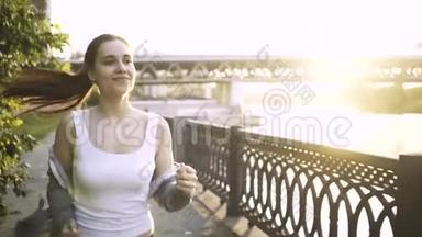 阳光明媚的一天，<strong>活泼开朗</strong>的年轻女孩在莫斯科街慢跑